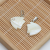 Corte con forma de animal de nácar Natural para fabricación de colgantes de joyería, diseño de pez pequeño, piezas de frijoles de color blanco, cosas bonitas