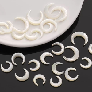 Diseño de joyería de corte de cabujón con forma de luna de nácar Natural, colgante de diseño de collar con dije femenino a la moda