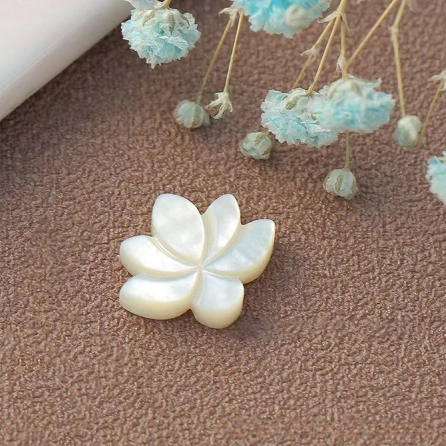Diseño en relieve de nácar Natural, forma de flor de corte para hacer pulseras, joyería DIY para niñas, piezas pequeñas, cosas bonitas 