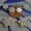 Diseño de forma de flor de frijoles pequeños de nácar natural para pulsera de niña que hace bricolaje diseño de collar de cosas bonitas con corte de doble cara