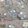 Diseño de flor de nácar natural tallado joyería de niña haciendo bricolaje collar de concha blanca frijoles piezas pequeñas cosas bonitas pequeño cabujón
