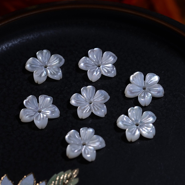 Pendientes de concha blanca con corte de flor de nácar Natural, diseño para joyería, diseño de mujer, cuentas de pulsera hechas a mano