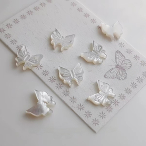 Corte en forma de mariposa de nácar Natural para joyería de moda, fabricación de granos pequeños DIY, cosas de belleza, cabujón para pulsera 
