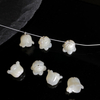Diseño de bomba de corte con forma de flor de nácar natural para hacer pulseras, joyería para niñas, piezas pequeñas para hacer cadenas, piezas de moda