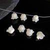 Diseño de bomba de corte con forma de flor de nácar natural para hacer pulseras, joyería para niñas, piezas pequeñas para hacer cadenas, piezas de moda