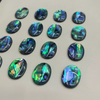 Forma ovalada de nácar natural cortando pequeños cabujones con incrustaciones de anillos de concha amarilla con diseño de collar de forma redonda, aretes de concha coloridos 