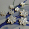 Diseño de forma de flor de frijoles pequeños de nácar natural para pulsera de niña que hace bricolaje diseño de collar de cosas bonitas con corte de doble cara