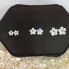 Diseño de flor de nácar natural tallado joyería de niña haciendo bricolaje collar de concha blanca frijoles piezas pequeñas cosas bonitas pequeño cabujón