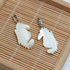 Corte con forma de animal de nácar Natural para fabricación de colgantes de joyería, diseño de pez pequeño, piezas de frijoles de color blanco, cosas bonitas
