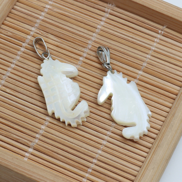 Corte con forma de animal de nácar Natural para fabricación de colgantes de joyería, diseño de pez pequeño, piezas de frijoles de color blanco, cosas bonitas
