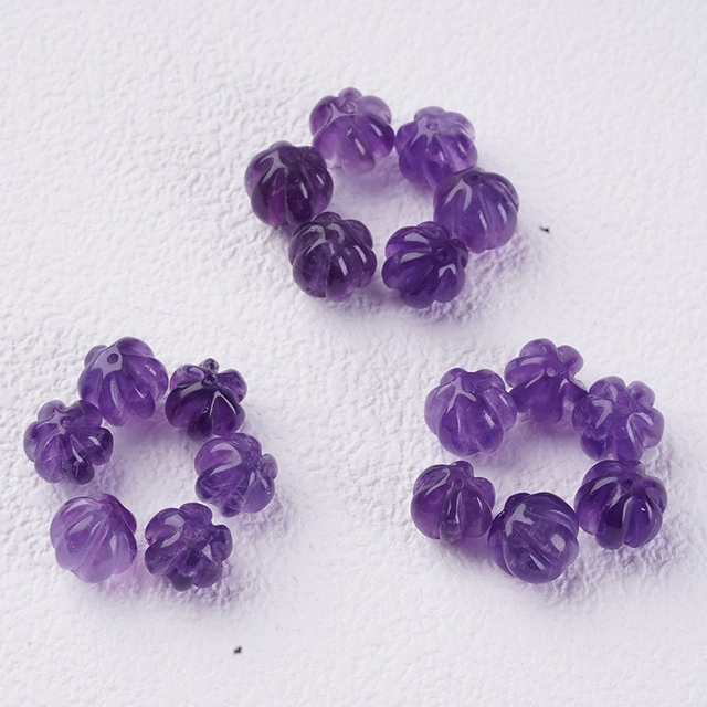 Forma de bola de nácar natural cortando pequeños frijoles para el diseño de cadenas haciendo joyas de cabujón de cristal usando una pulsera colorida