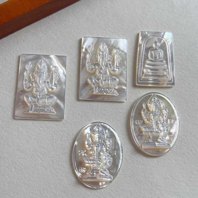 Corte de imagen de nácar Natural para hacer colgantes, diseño en relieve de tamaño más grande, joyería para mujer, animal de concha blanca 