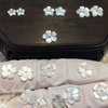 Diseño de flor de nácar natural tallado joyería de niña haciendo bricolaje collar de concha blanca frijoles piezas pequeñas cosas bonitas pequeño cabujón