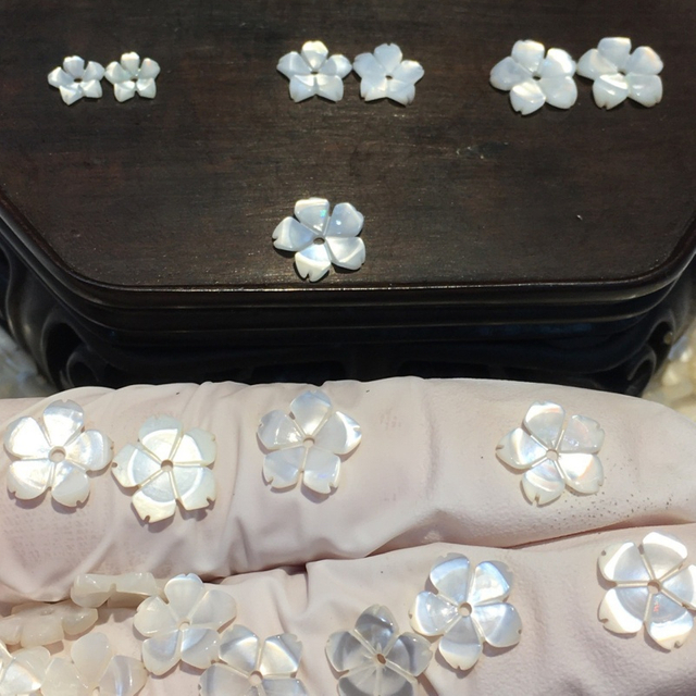 Diseño de flor de nácar natural tallado joyería de niña haciendo bricolaje collar de concha blanca frijoles piezas pequeñas cosas bonitas pequeño cabujón