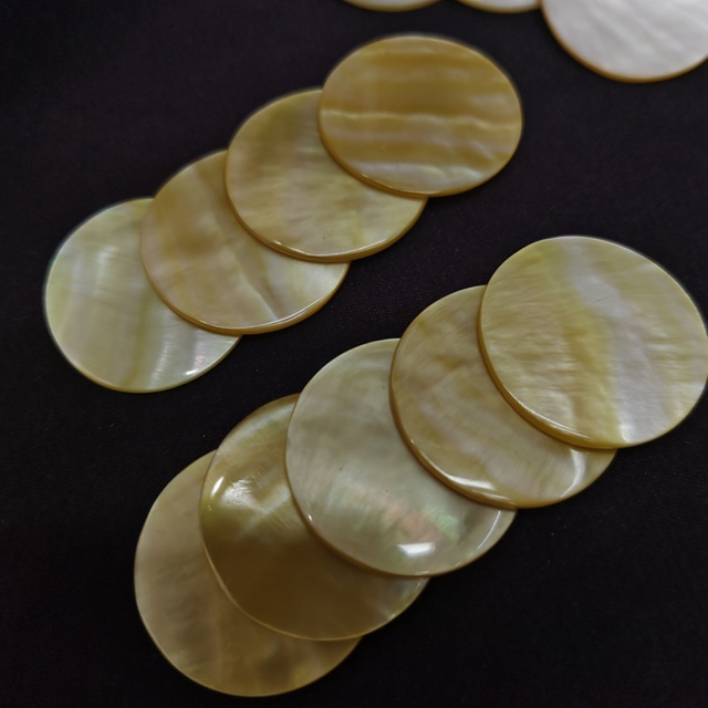 Diseño de disco de corte de forma redonda de nácar Natural para colgante, concha amarilla, fabricación de colgantes, piezas de diseño de tamaño más grande
