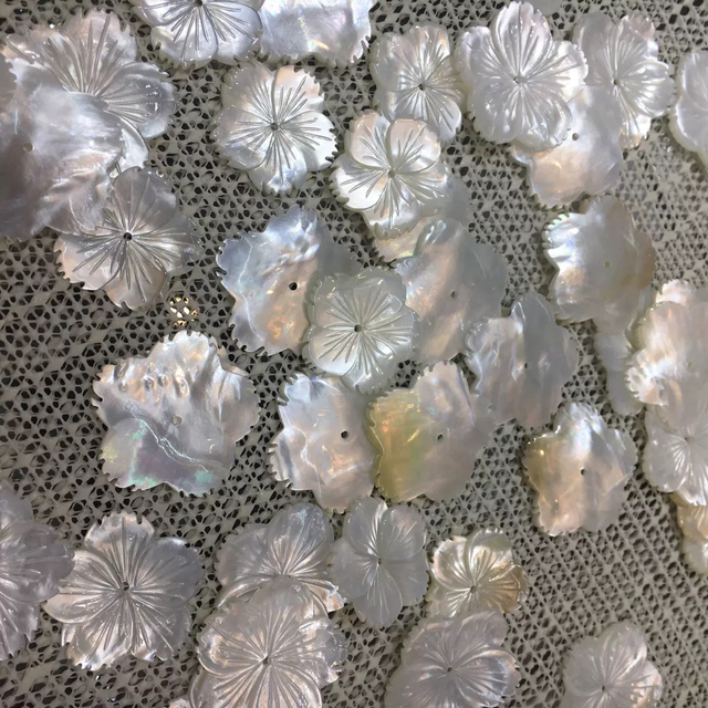 Broche de corte con forma de flor grande de perla Natural para mujer, joyería para mujer, piezas de incrustaciones de moda, flor blanca