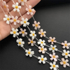 Tallado de flores de nácar natural para diseño de collar de joyería usando cuentas de doble cara concha blanca diseño de cadena de mujer moda