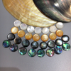 Forma ovalada de nácar natural cortando pequeños cabujones con incrustaciones de anillos de concha amarilla con diseño de collar de forma redonda, aretes de concha coloridos 