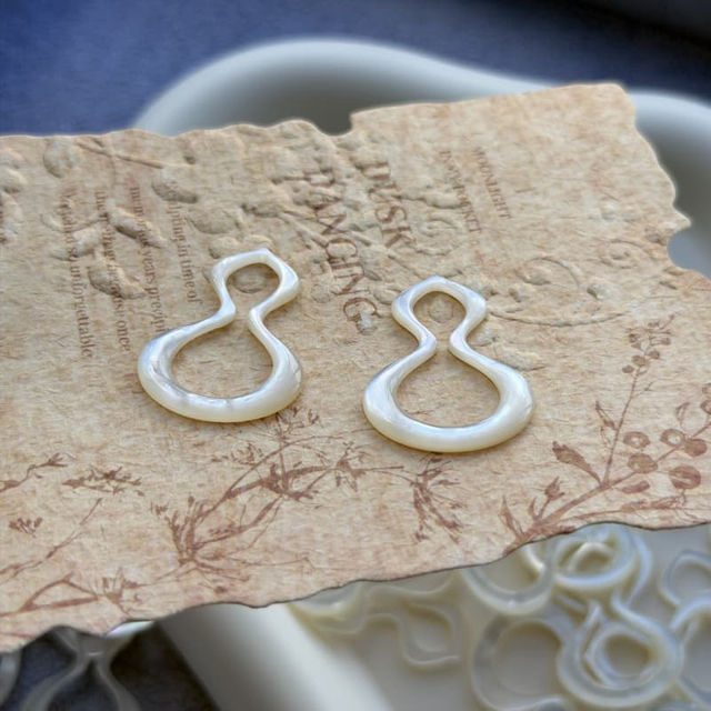 Corte de cabujón más grande de madreperla Natural para incrustaciones de colgantes, joyería para mujer con forma de calabaza, diseño hueco de concha blanca 