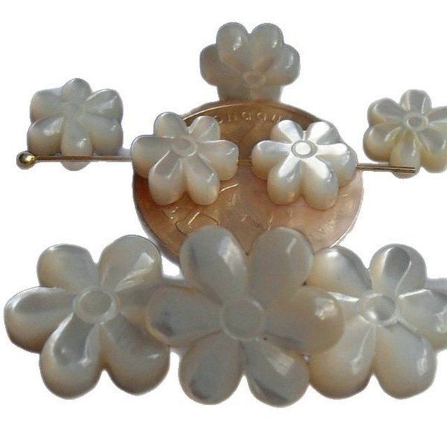 Diseño de forma de flor de frijoles pequeños de nácar natural para pulsera de niña que hace bricolaje diseño de collar de cosas bonitas con corte de doble cara