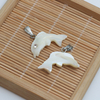 Corte con forma de animal de nácar Natural para fabricación de colgantes de joyería, diseño de pez pequeño, piezas de frijoles de color blanco, cosas bonitas