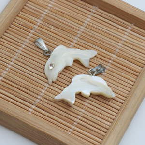Corte de forma de animal de nácar Natural para fabricación de colgantes de joyería, diseño de pez pequeño, piezas de cuentas de color blanco, cosas bonitas