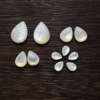 Cabujón de nácar Natural, diseño de incrustaciones talladas, forma de bomba, diseño de pendiente de tamaño pequeño, pulsera de concha blanca 