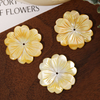 Pendientes de nácar Natural, diseño de flores talladas para joyería, fabricación de colgantes, collar con diseño de incrustaciones de cabujón de concha blanca 