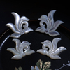 Forma de flor de nácar Natural, diseño colgante de corte en relieve, joyería para la cara, fabricación DIY, diseño de cabujón de flor blanca