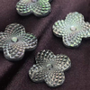 Diseño de incrustaciones de joyería de nácar natural, fabricación de flores, cabujón de concha negra, tallado de cara para colgante para diseño de aretes