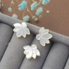 Diseño en relieve de nácar Natural, forma de flor de corte para hacer pulseras, joyería DIY para niñas, piezas pequeñas, cosas bonitas 