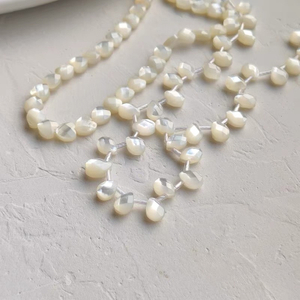 Corte natural en forma de gota de nácar para diseño de pulsera usando piezas de collar de corte de cara de frijoles pequeños cabujón de corazón bombe 