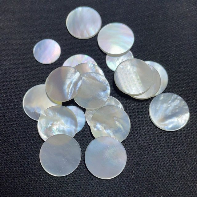 Joyería de corte de forma redonda de nácar Natural, diseño colgante con incrustaciones para mujer, piezas para hacer pendientes, cuentas finas de cara lisa
