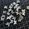 Diseño de mariposa de nácar natural cortando frijoles pequeños para hacer collares y aretes de corte facial usando piezas de joyería de pulsera 